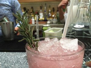 Mr. Pink: Ginebra, jugo de toronja, jarabe de romero, jugo de limón verde, bitters y albahaca fresca.