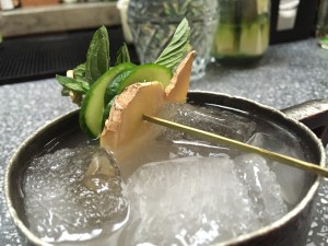 Moscow Mule: Un twist a este clásico trago neoyorkino, vodka, jarabe de romero, ginger ale, romero y gengibre fresco.