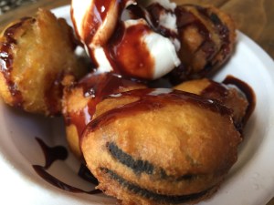 Deep fried oreo: Esto se llama "confort food" en su máxima expresión. Galletas oreos al tempura acompañadas de una bola de helado de vainilla con un toque de chocolate derretido. ¡Yum!