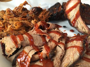 Meat Lovers: Cortes típicos de barbacoa, carne con muchas horas de cocción y costillitas que se desprenden del hueso, todo esto acompañado de la salsa BBQ de la casa.