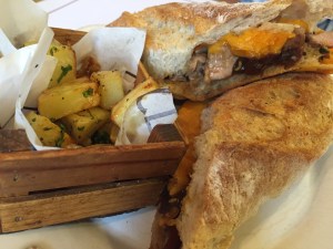 Philly: Crujiente baguette fresca, puntas de filete, cebolla y un especial queso cheddar fundido ¡Espectacular!