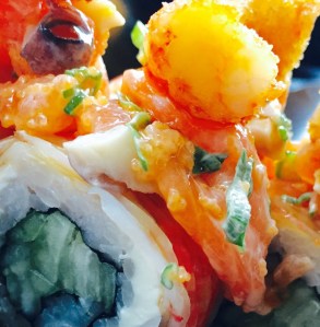 Ambrosía al paladar: El rollo Ambrosía tiene muchos ingredientes que se combinan entre sí ; camarón empanizado, cangrejo, ensalada de pulpo y salmón ahumado, pepino y aguacate, para darle un sabor único y complejo, pero sutíl a la vez, todo lo que esperas del sushi, en un solo maki.