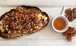 ¡La Combinación!: Tartine hecha con tostada de pan artesanal, queso de cabra, higos frescos, nueces, queso fundido y miel. Sin palabras...