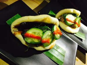 Bun de Pork Belly: "Taco" hecho con harina de arroz al vapor, relleno de un jugoso pork belly marinado al estilo asiático, con una salsa picosita, es digno de cualquier paladar chilango.