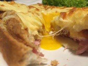 Croque Madame: No le podríamos poner otro título, hecho de la forma original con pan de la casa, un huevo que resalta los sabores, mucho queso y jamón, todo con el tradiconal toque de la salsa bechamel.