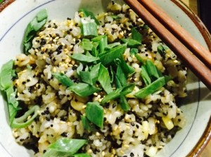 Arroz Tobiko: Un plato sencillo, jamás despreciable, así es este arroz perfumado, cocinado al dente, acompañado de granos de elote asados al comal, tobiko y cebollin, una verdadera sorpresa de texturas al paladar.